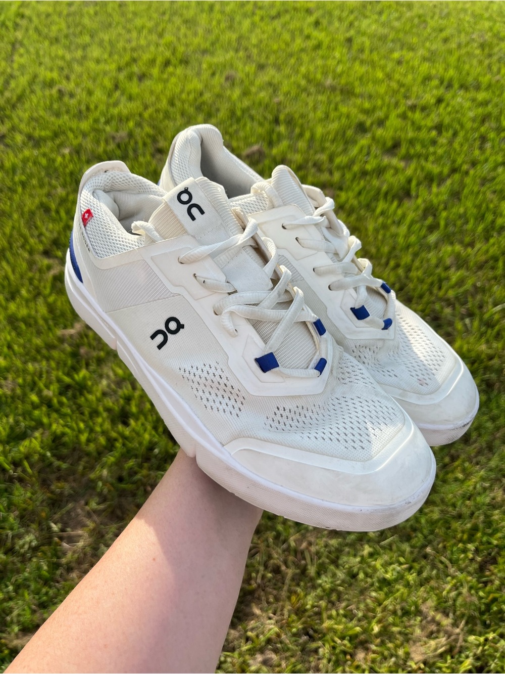 EUC On Running On The Roger Spin White Sneakers-Blue Accents Womans Size 8.5